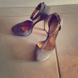 🚫SOLD🚫 Grey suede w/gold Report signature