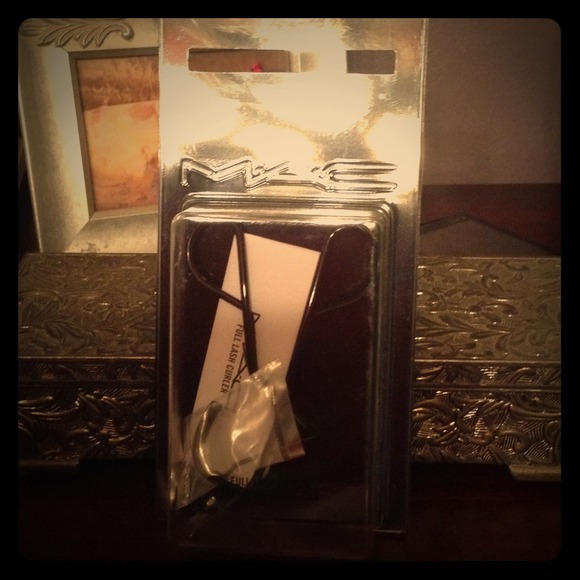 ♦MAC eyelash curler♦