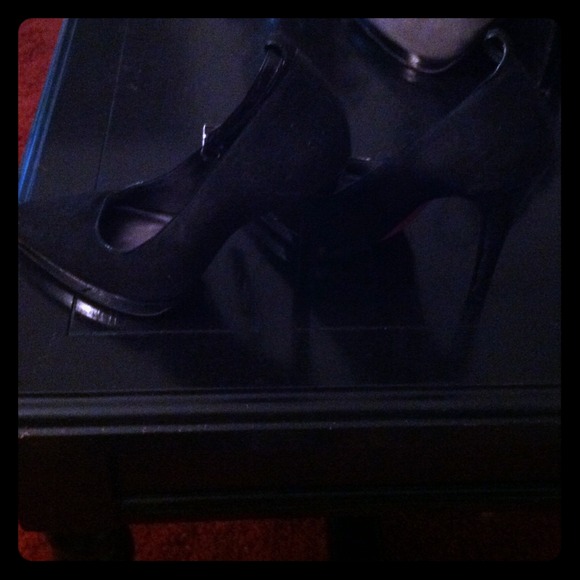 Bebe black suede shoes-never worn