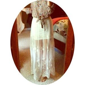 ✨GORGEOUS white lace overlay maxi skirt✨
