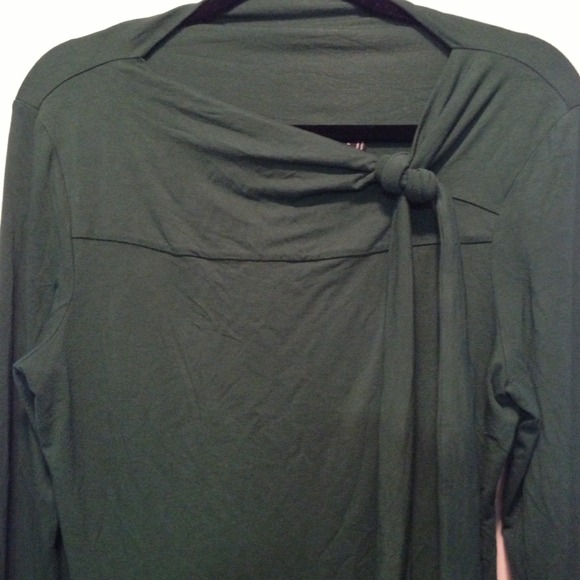 🚫sold Green long sleeve top - Picture 2 of 4