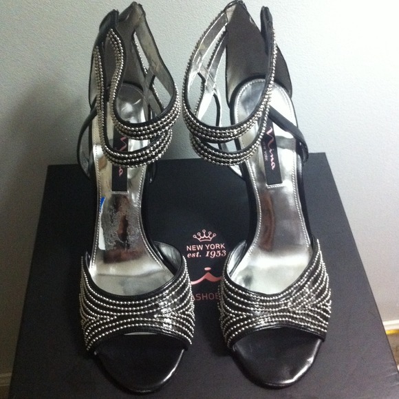 🚩SOLD🚩 Black leather strapped heels - Picture 2 of 4