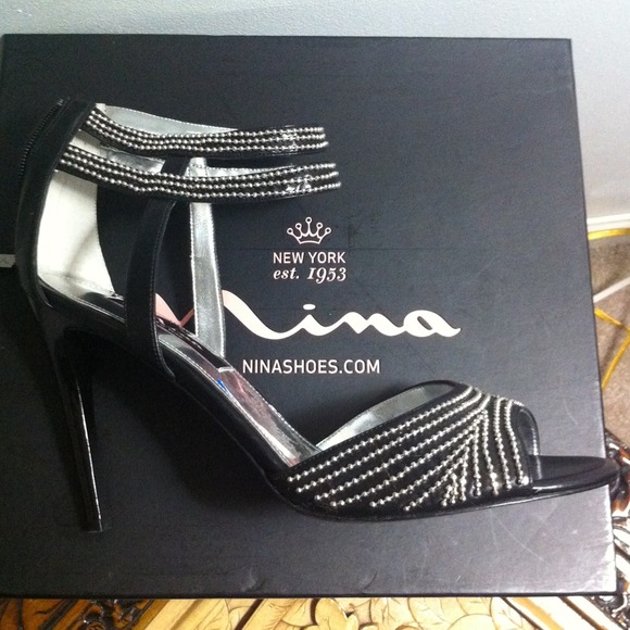 🚩SOLD🚩 Black leather strapped heels - Picture 3 of 4