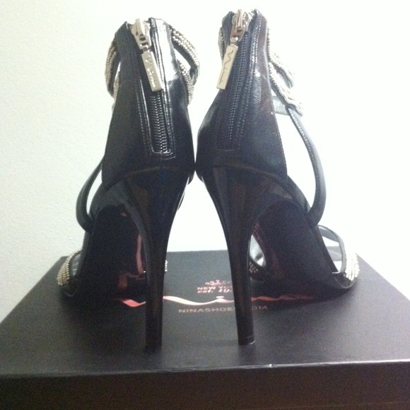 🚩SOLD🚩 Black leather strapped heels - Picture 4 of 4