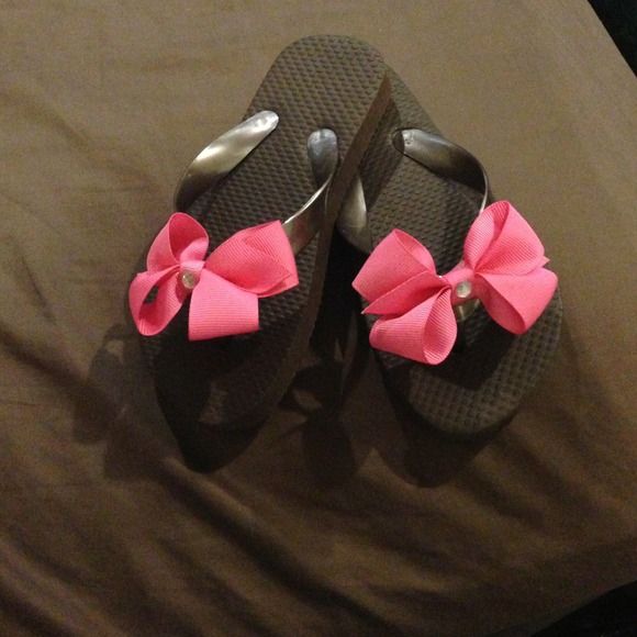 Brown bling bling flip flops for girls!
