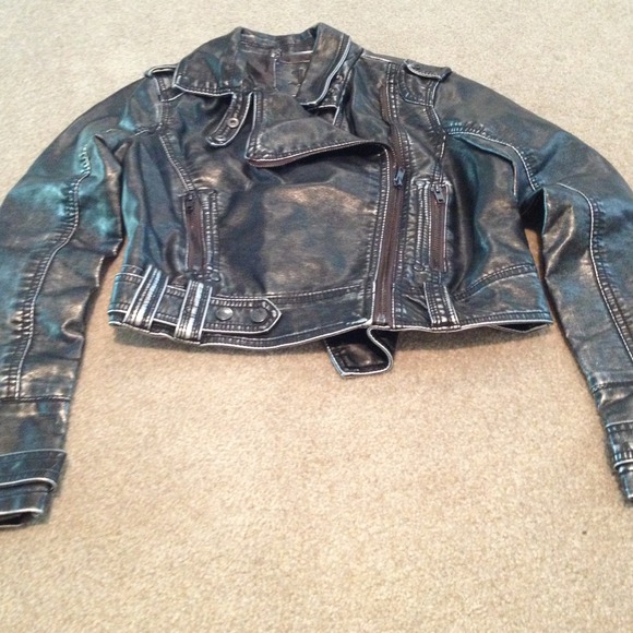Gray crop leather jacket!