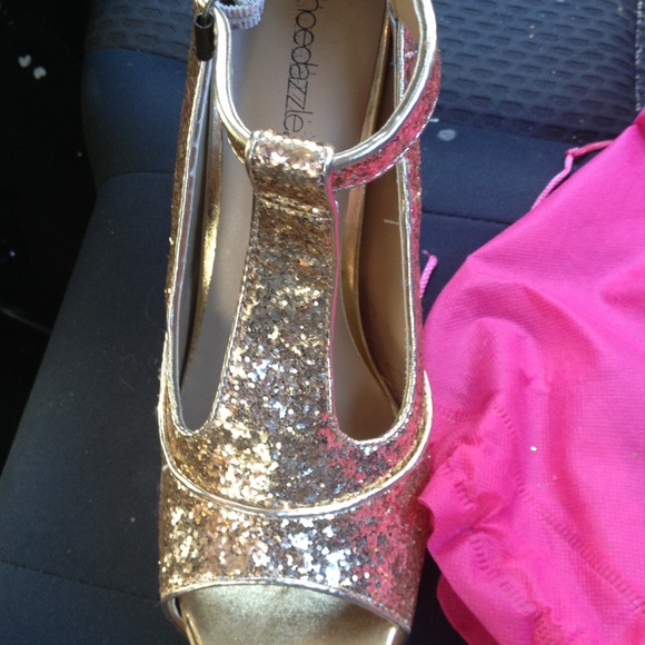✨👭👜💖Shoedazzle gold shoes - Picture 2 of 2