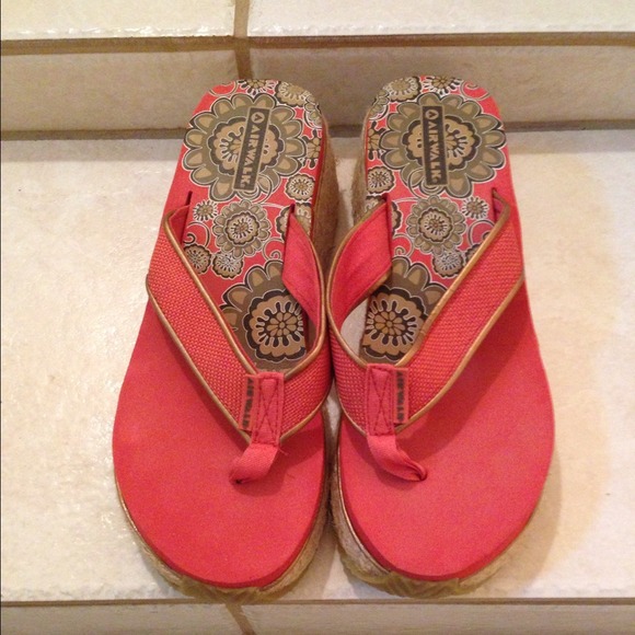 Cute coral wedges!💢sold💢