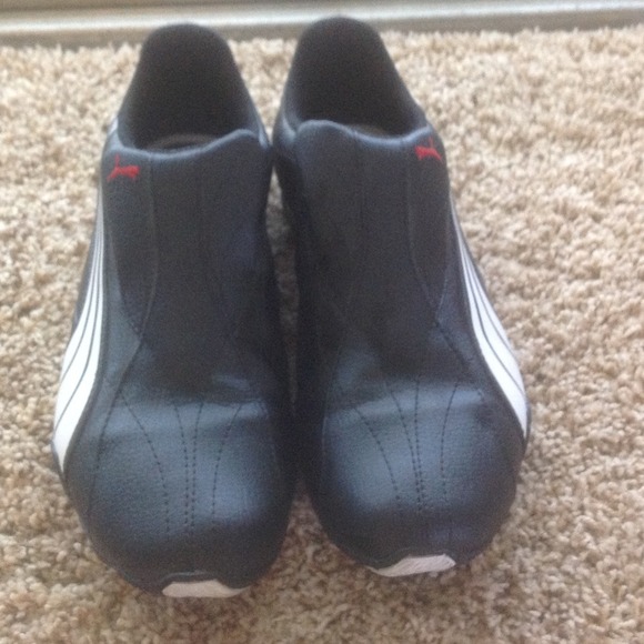 Men black/white puma shoes