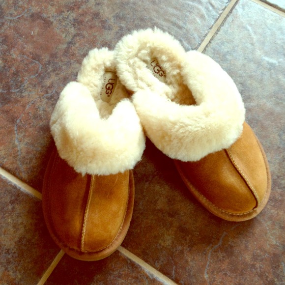 UGG Slippers! Practically New! 👍