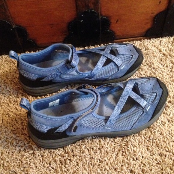 Land send walking shoes.