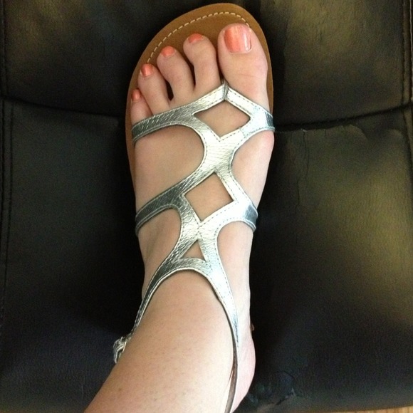 💥Sold💥 Guess Silver Gladiator Sandals Size 9 - Picture 1 of 3