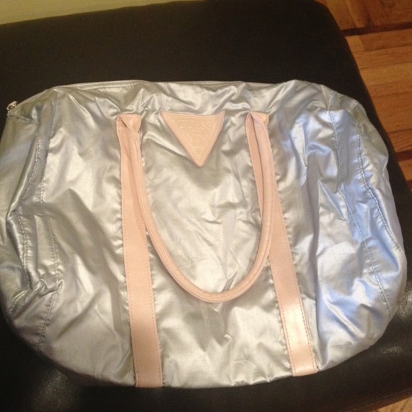 ON HOLD! GUESS duffle bag