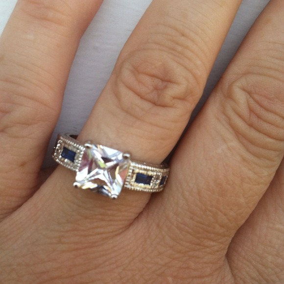 Jewelry - 2.41 carat white and blue Cuba. Three ring bundle