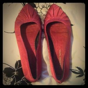 Pointed fuchsia flats