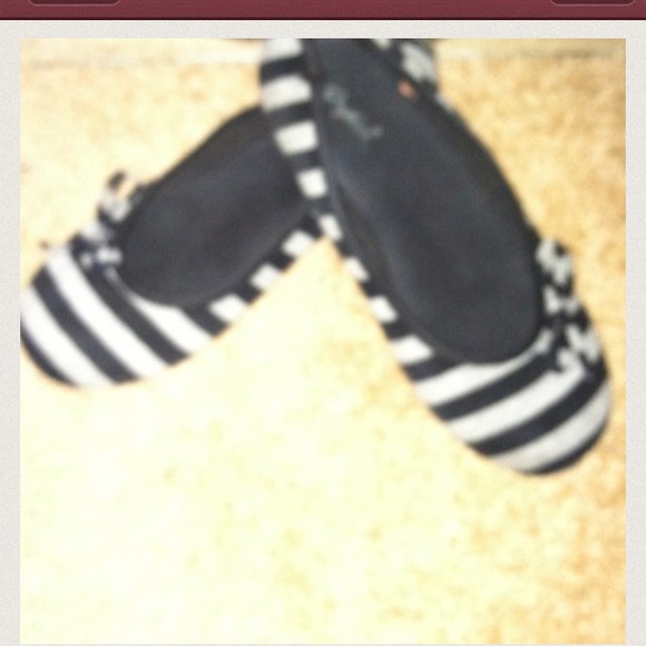 πππsoldπππGrey and black Adorable Flats - Picture 2 of 2
