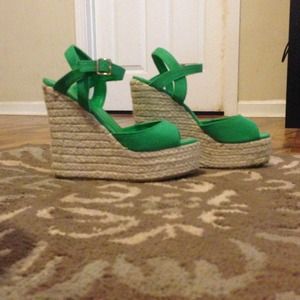 Kelly green wedges
