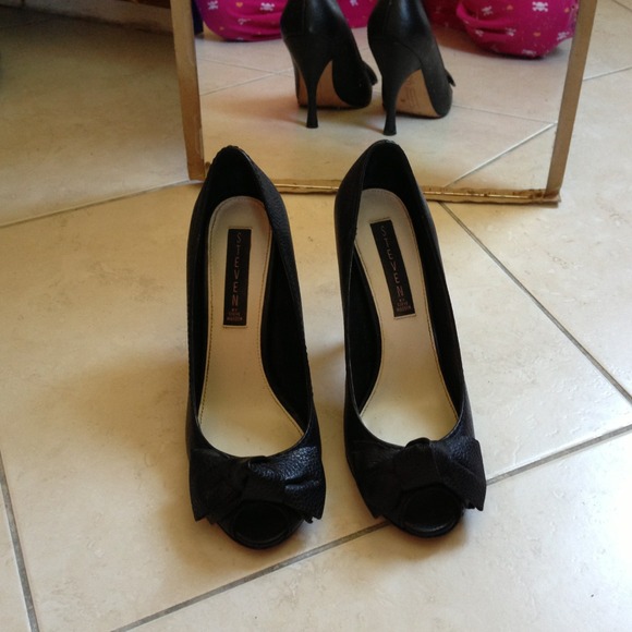 !!SOLD in Bundle!! Steven by Steve Madden peep toe