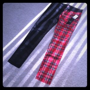 🔥Smokin' Hot!🔥Skinny Jean w/One Black, One Plaid
