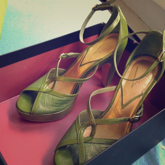 Vince Camuto peep toe heels!