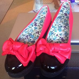 Red ribbon platform shoes