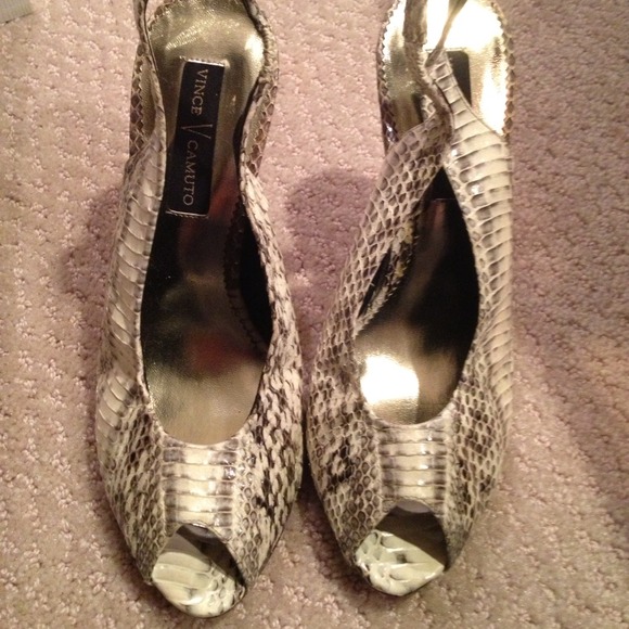 Vince Camuto size 7 snake skin sandals