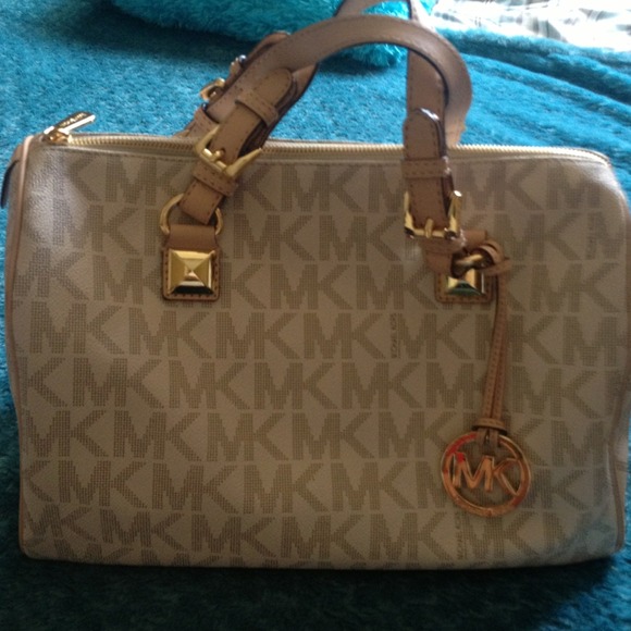 RESERVED FOR @dvictoria23.