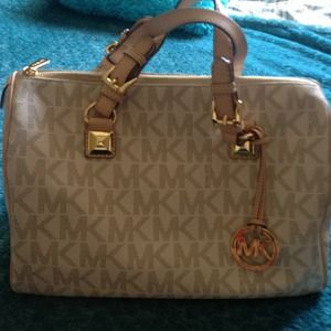 RESERVED FOR @dvictoria23.