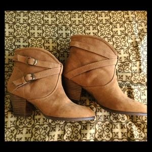 ✂REDUCED✂FOREVER 21 TAUPE SUEDE BOOTIES