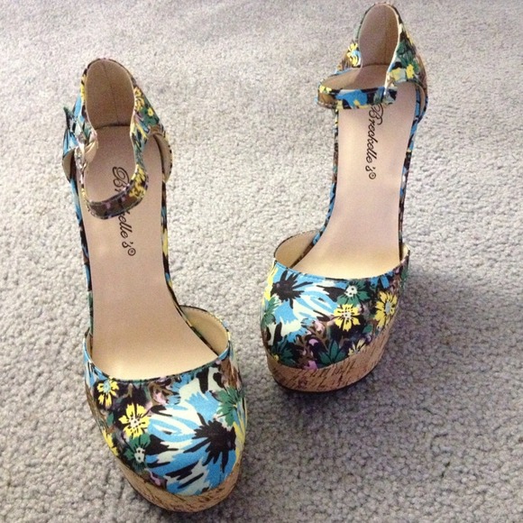 🎀Brand New Floral Wedges🎀 - Picture 2 of 3