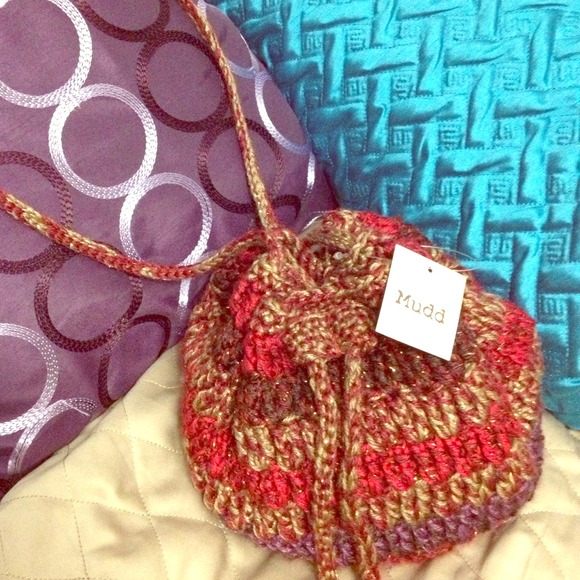 Cute knit cross body drawstring bag ☺