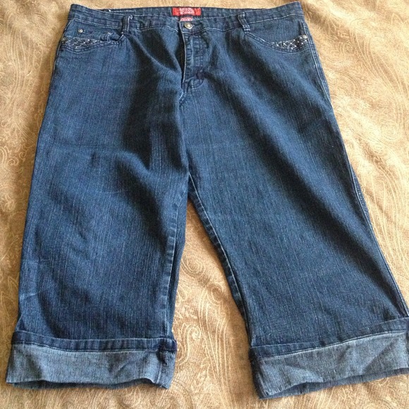 Dark blue denim capris