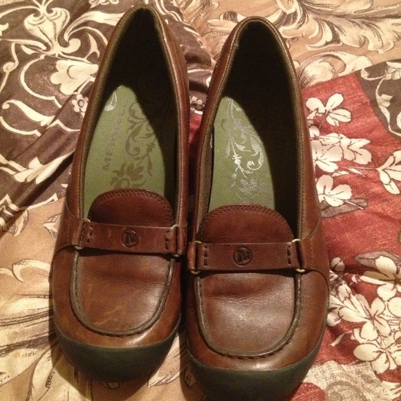 (SOLD) traded)Merrell brown shoes size 9