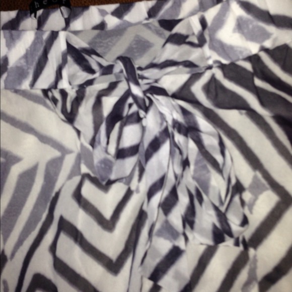 Theory skirt with tie bow in the front. - Picture 2 of 3