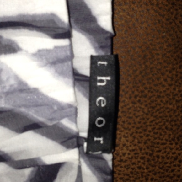 Theory skirt with tie bow in the front. - Picture 3 of 3