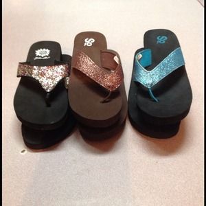 👣3 pairs--glitter flip flops👣