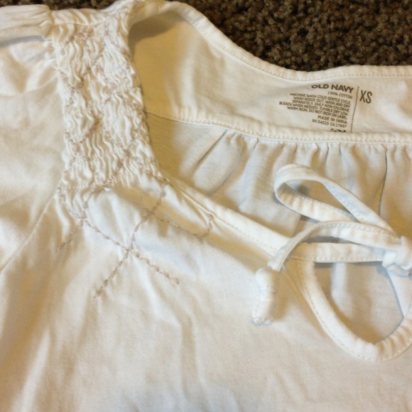 Old Navy White top with bow tie - Picture 2 of 2