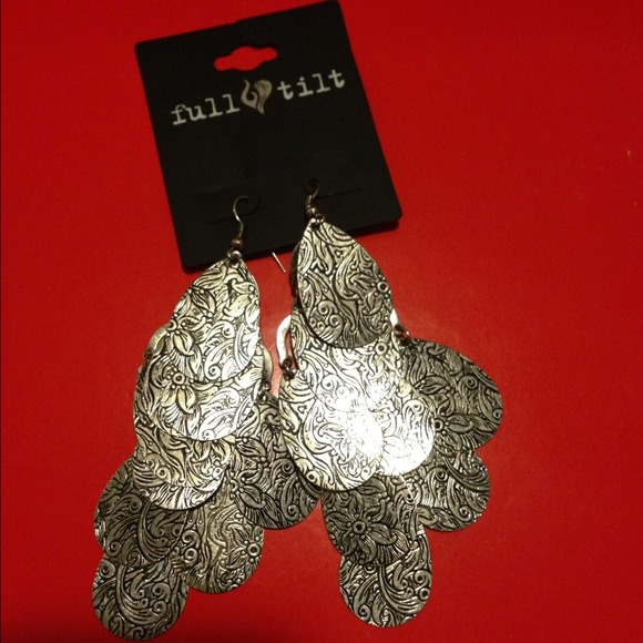 Beautiful dangle earrings😍SOLD😍 - Picture 2 of 2