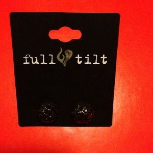 Stud earrings with crystals