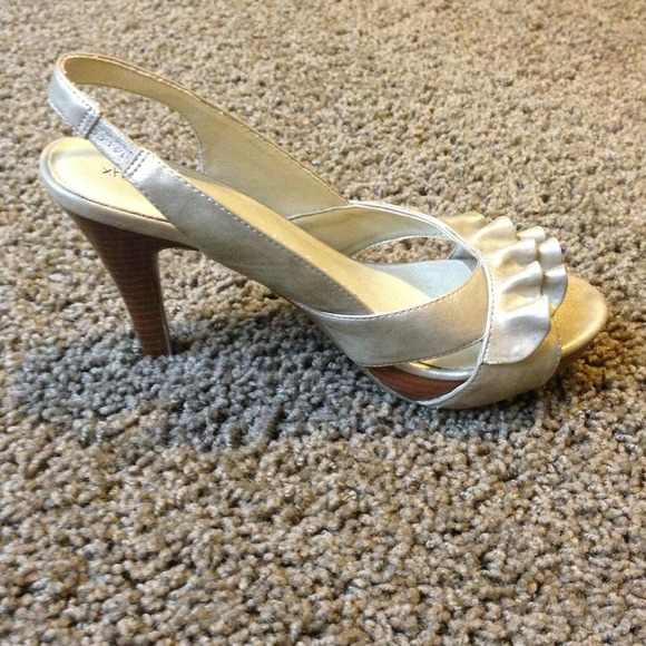 Gold heels - Picture 2 of 3