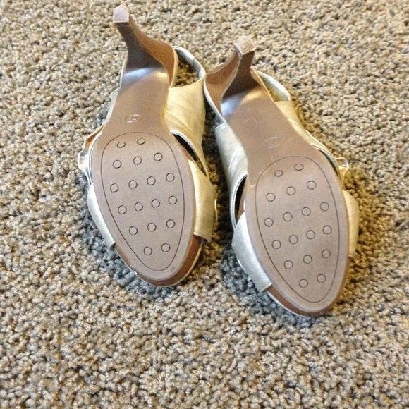 Gold heels - Picture 3 of 3