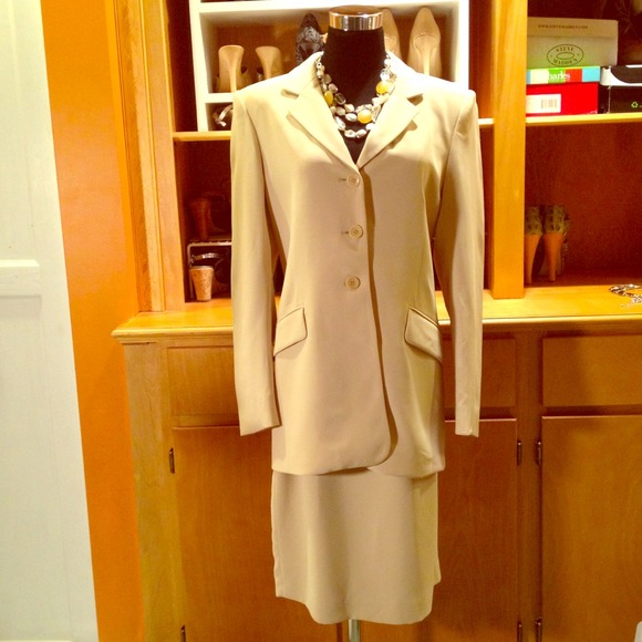 ✨Price Cut Again!✨Jones New York Skirt Suit Size 8