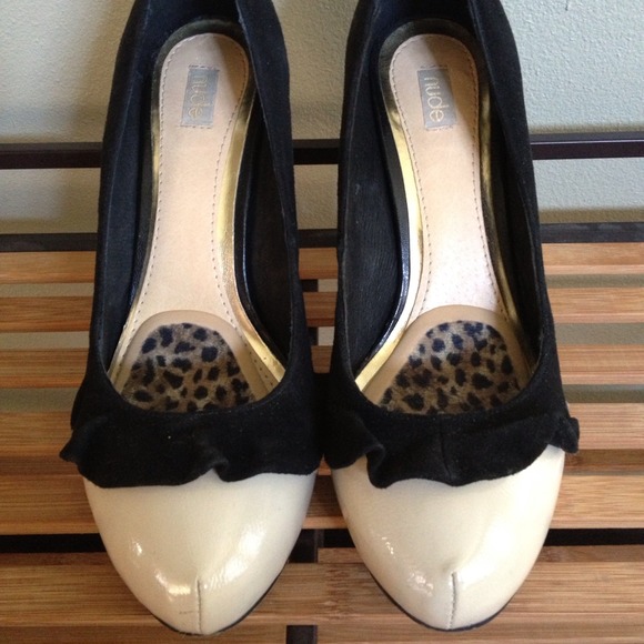Patent leather ruffle/black micro suede heels