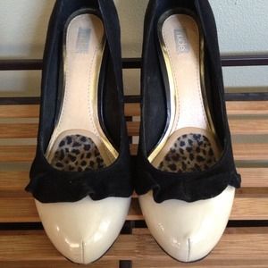 Patent leather ruffle/black micro suede heels