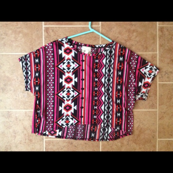 Cropped high low tribal top