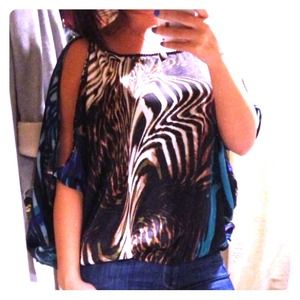 BEBE printed top with cut out sleeves. NEVER worn