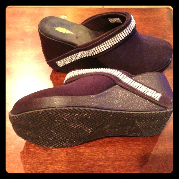 Volatile studded clogs