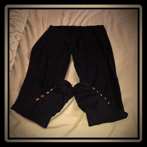 🚫SOLD IN BUNDLE🚫Cropped leggings. NWOT