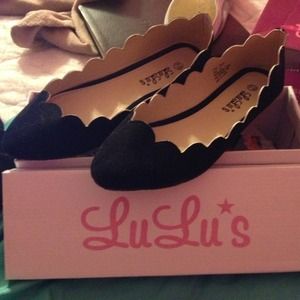 Black scalloped flats
