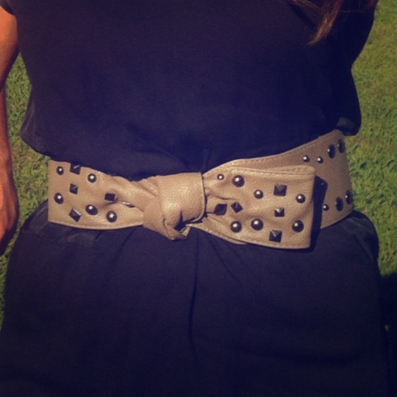 Gray thick belt